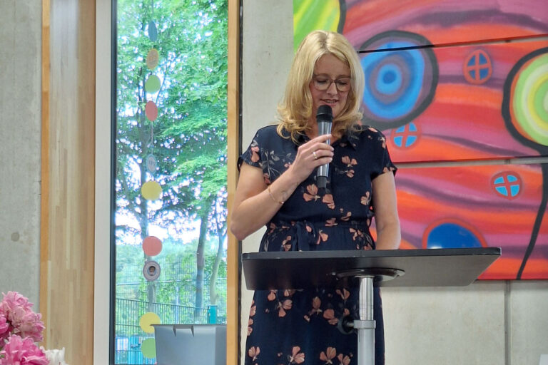 Schulleiterin Tatjana Korba begrüßte viele Ehrengäste zum Zehnjährigen der Rosa-Parks-Schule. Foto: Kreis Unna