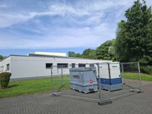Eines der Notstromaggregate steht direkt neben der Mensa am Anne-Frank-Gymnasium. Weitere sind vor der Linderthalle und am Kunstrasenplatz in Betrieb. Foto: Wagner
