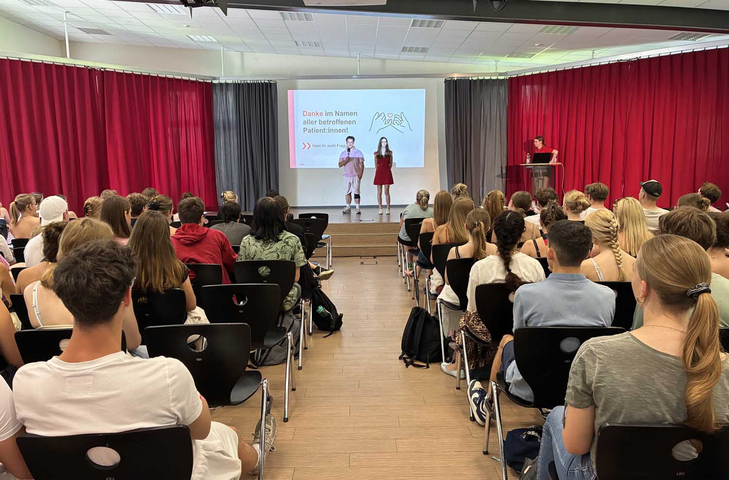 Laura Dornhege und Jonas Matschek aus der Q1 waren Teil der Projektgruppe, die die Veranstaltung vorbereitet hat. Foto: Schule