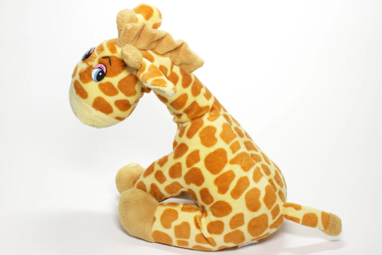 Eine lebensgroße Plüschgiraffe wurde im Zoo-Shop in Dortmund gestohlen. Symbolbild: DepositPhotos