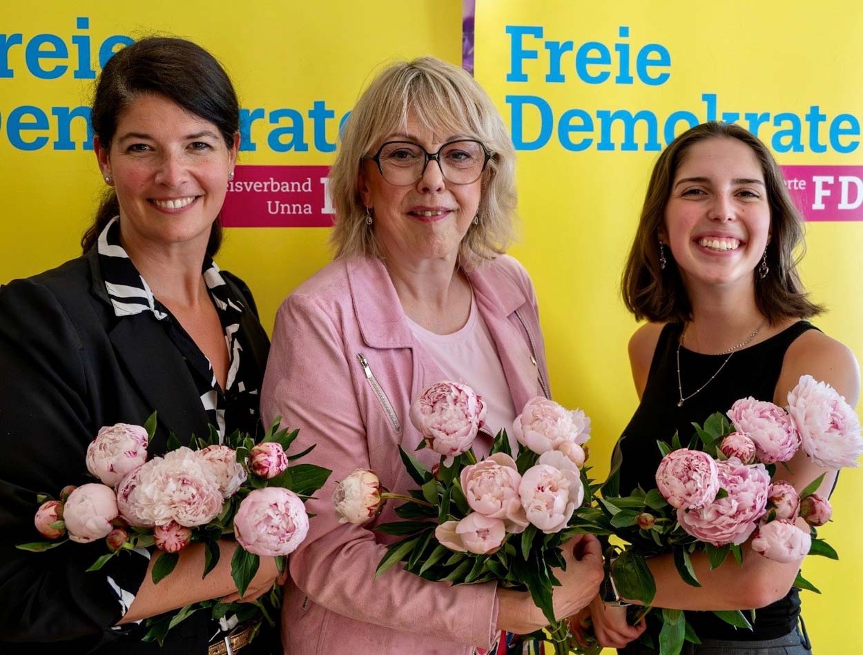 Tanja Schätz (links) aus Werne wurde zusammen mit Spitzenkandidatin Susanne Schneider MdL und Hila Altshtat (rechts) nominiert. Foto: FDP