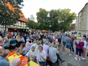 Die Lions Clubs sowie die Leos in Werne laden erneut zum beliebten Feierabendmarkt auf den Kirchplatz der St.-Christophorus-Kirche ein. Foto: privat