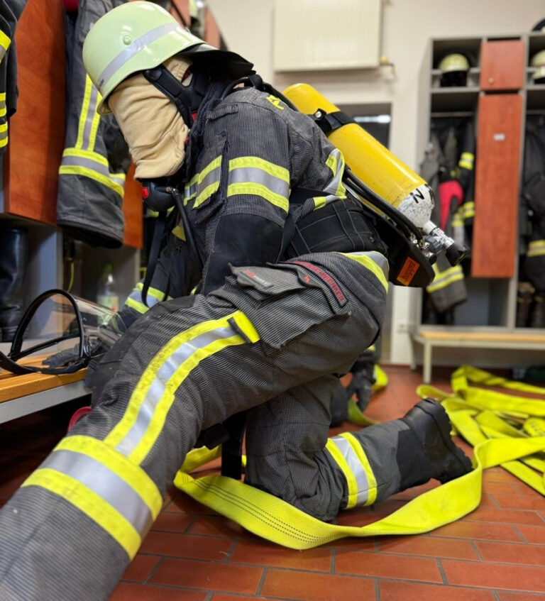 Auch den herausfordernden Einsatz unter schwerem Atemschutz in völliger Dunkelheit müssen die Einsatzkräfte beherrschen. Fotos: Freiwillige Feuerwehr Werne