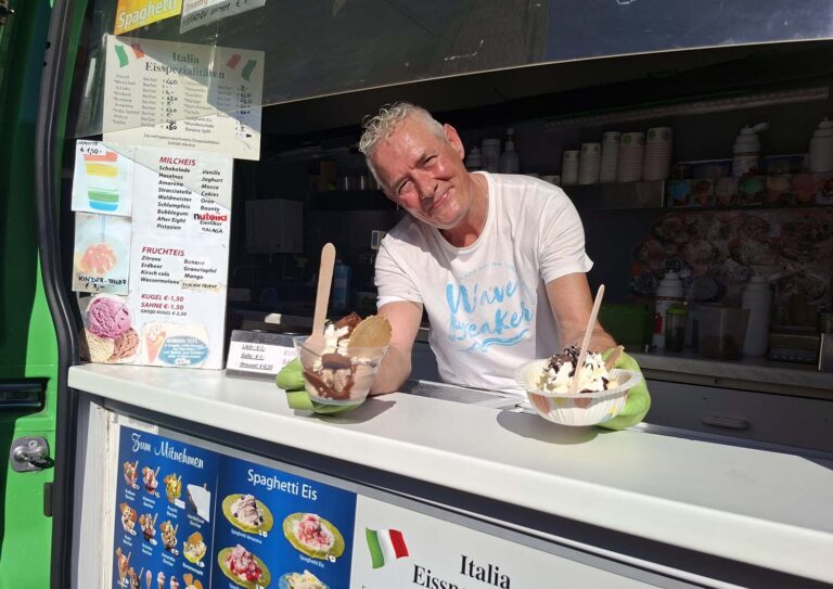 Giuseppe Strafella ist mit seinem grünen Eiswagen seit Jahrzehnten ein gern gesehener Gast in den Straßen von Werne. Foto: Wagner