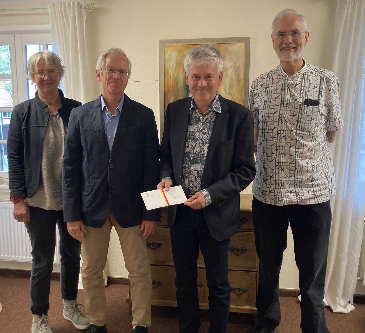 Benedikt Striepns (2. von rechts) überreichte eine Spende in Höhe von 400 Euro an die Hospizgruppe mit Martina Bußmann, Dr. Hans Piepenbrock und Dr. Peter Böhm (rechts). Foto: Sibylle Arlinghaus