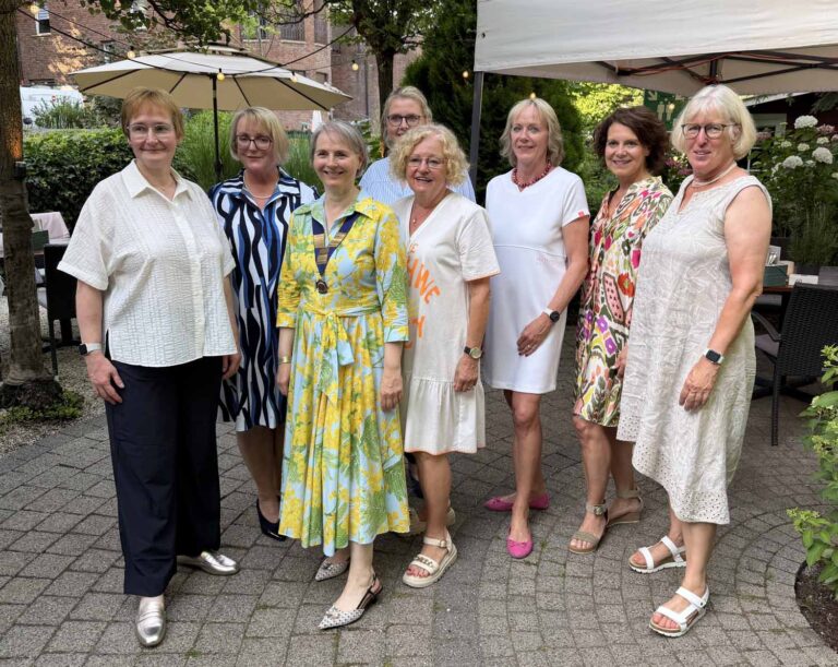 Auf dem Foto sind Mitglieder des neuen Vorstands zu sehen (von links): Christiane Düren-Berendes, Brigitte Horn, die neue Präsidentin Dr. Anke Schwarze, Vanessa Müller, Annelie Neugebauer, Carola Hallak, Ursula Brinkmann-Trötsch und Dr. Sonja Bick. Foto: privat