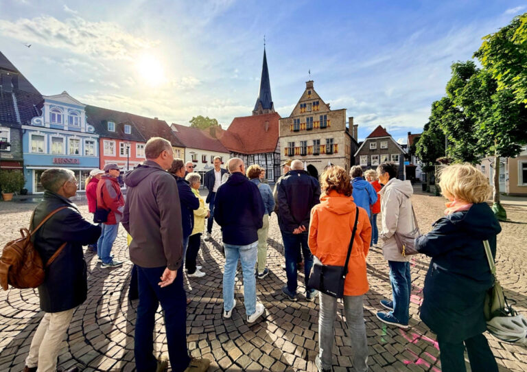 Unter dem Aspekt Denkmalpflege wurden beim Innenstadtspaziergang Schmuckstücke und Sorgenkinder der historischen Bausubstanz in Werne betrachtet. Fotos: Stadt Werne