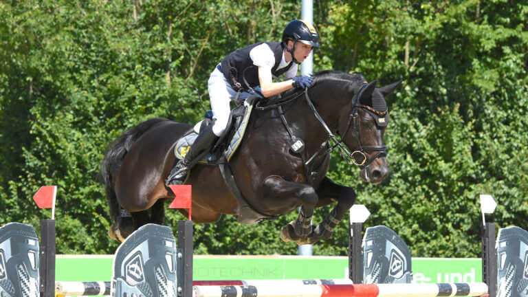 Mit 15 Jahren gehört Lutz Gripshöver junior zu den Jüngsten unter Deutschlands besten U18-Springreitern. Foto: Rainer Gudra