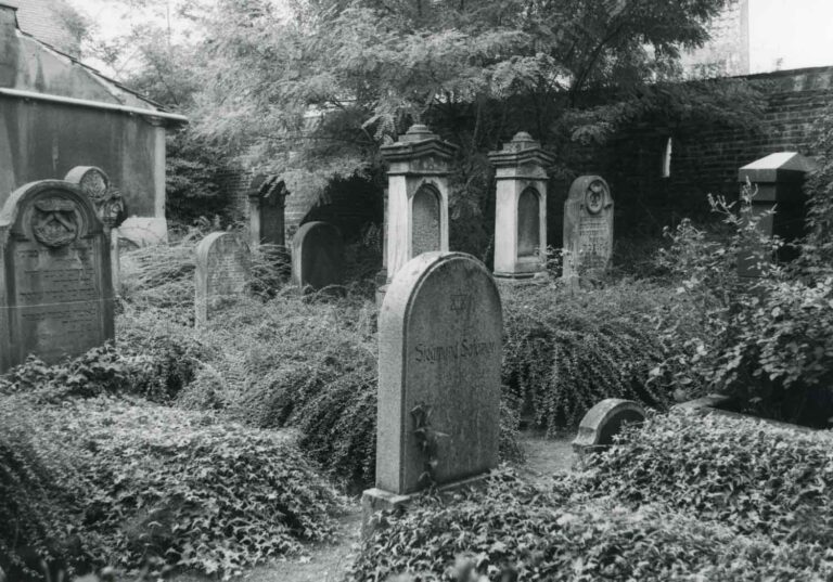 Historische Aufnahme des Jüdischen Friedhofs an der Südmauer. Fotosammlung der Stadt Werne; Inv.-Nr. MWF01315.