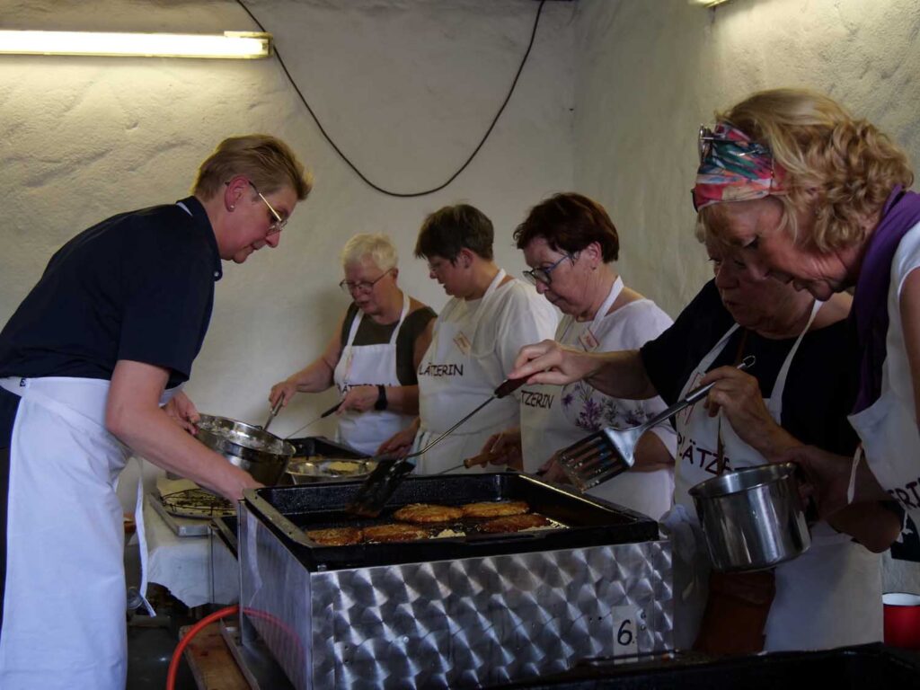 Reibeplätzchenbacken im Akkord. Foto: Schwarze