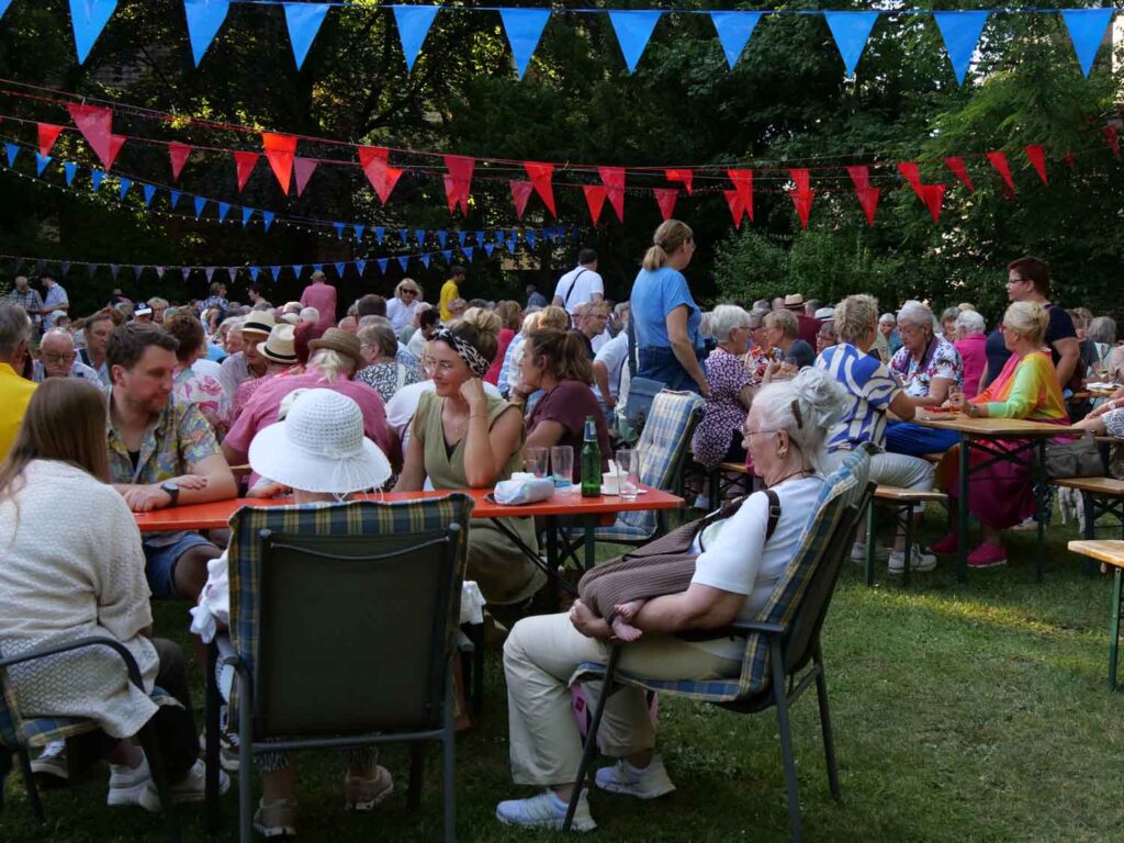 Buntes Treiben im Klostergarten beim Plätzerfest. Foto: Schwarze