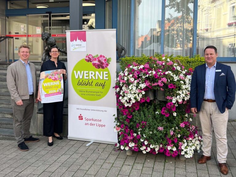 Stadtmarketing-Geschäftsführer Lars Werkmeister und Projektmanagerin Britta Löchter sagen Dank an 31 Sponsoren – allen voran der Sparkasse an der Lippe, vertreten durch Daniel Korbel (rechts). Foto: Werne Marketing GmbH