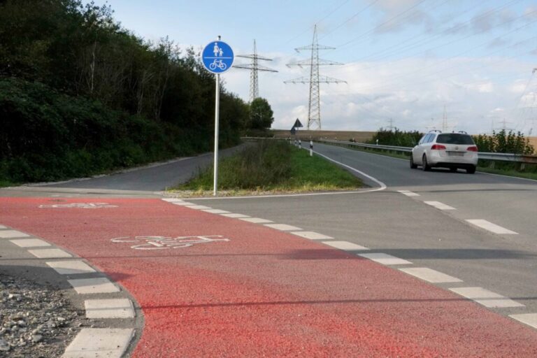 Auf einer 400 Meter langen Strecke muss der Radweg zwischen Stockum und Horst saniert werden. Archivfoto: Volkmer