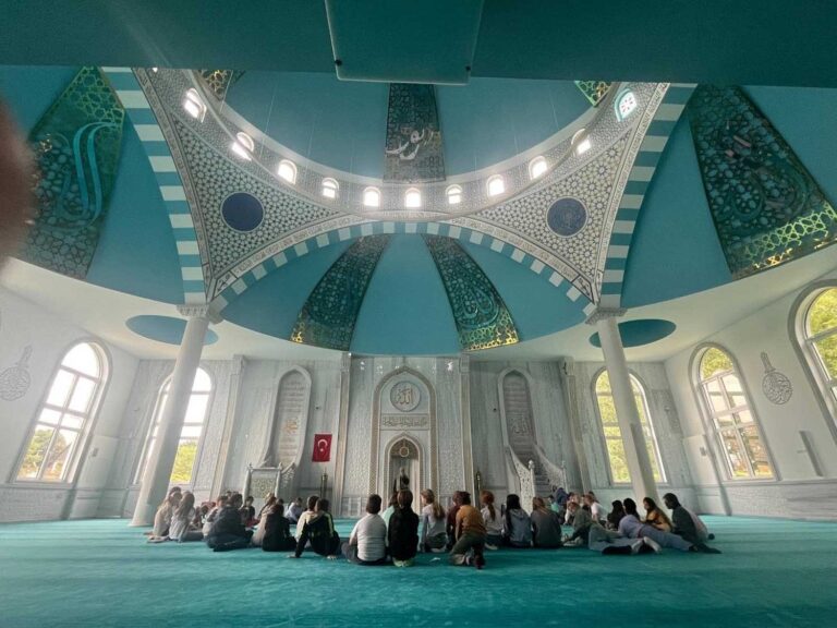 Die Schülerinnen und Schüler der Stockumer Grundschule besuchten unter anderem die Moschee in Herringen. Fotos: Schule