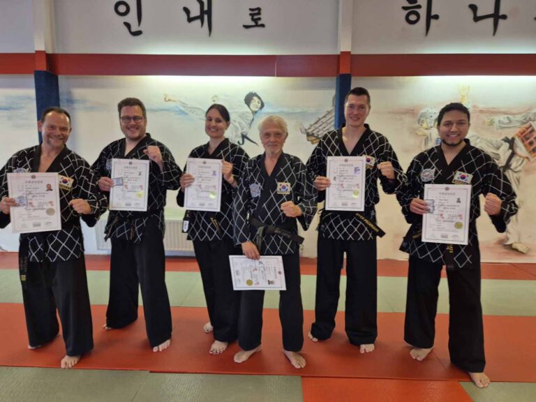 Erfolgreiche WSC-Sportler haben die zertifizierten Dan-Urkunden zum Tragen des schwarzen Gürtels aus Korea erhalten. Foto: Verein