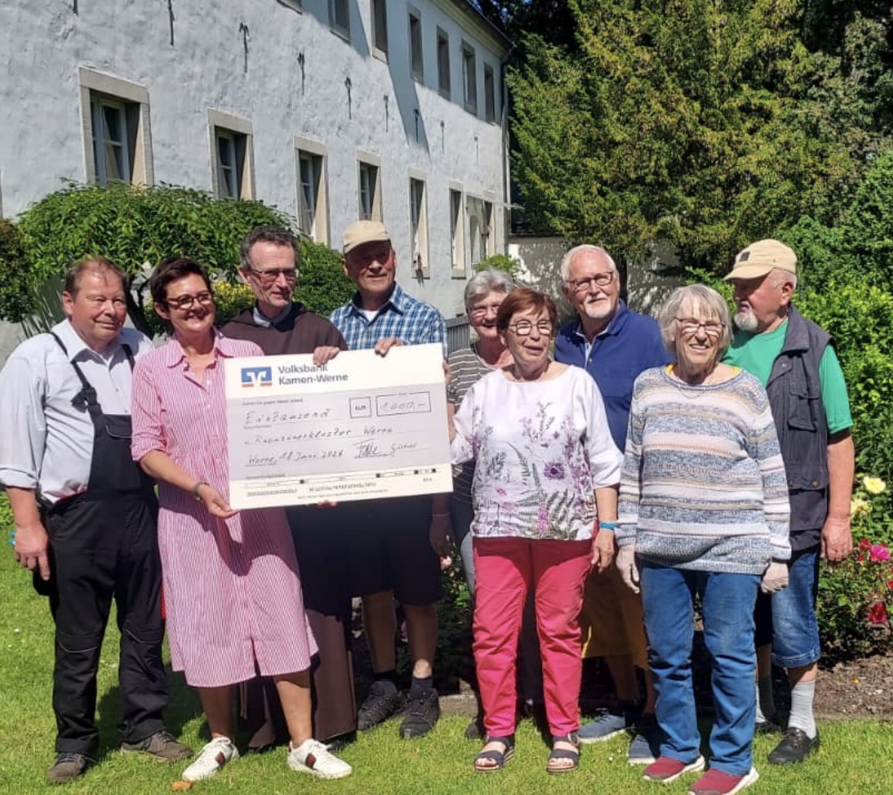 Maria Gärtner und Christiane Maria Fahle überreichen gemeinsam mit dem Gärtner-Team einen Spendenscheck über 1.000 Euro an Pater Romuald vom Kapuzinerkloster Werne. Foto: privat