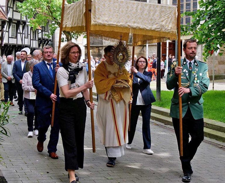 Mit der Stadtprozession erfüllt Werne ein Gelübde aus dem 30-jährigen Krieg. Fotos: Anke Barbara Schwarze