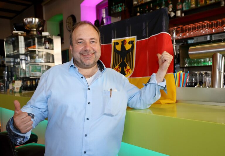 WM gestartet: Rudelgucken mit Spezialitäten auf der Stilvoll-Terrasse