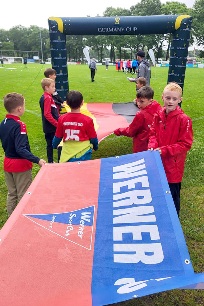Stolz präsentieren die Werner Nachwuchsfußballer beim international besetzten Turnier in Venlo die Farben ihres Vereins. Foto: WSC
