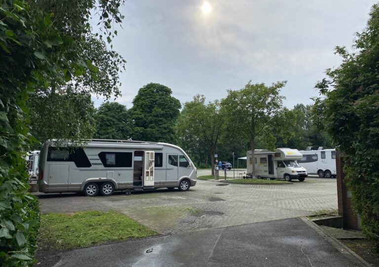 Der Wohnmobilstellplatz am Hagen beschäftigte Politik und Verwaltung im Ausschuss. Parken statt Campen, lautet die Devise. Fotos: Anke Barbara Schwarze