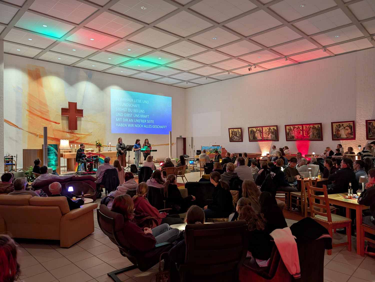 In gemütlicher Wohnzimmer-Atmosphäre bei Snacks und Getränken geht es am Tag der Erdbeere und der Gärten dieses Mal um 