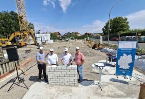Legten den Grundstein für die neue Zweifach-Sporthalle an der Klöcknerstraße/Ecke Stollenweg (von links): KBW-Leiter Dr. Tobias Gehrke, Bürgermeister Lars Hübchen, der Bundestagsabgeordnete Michael Thews (SPD) und Dezernent Frank Gründken. Fotos: Wagner