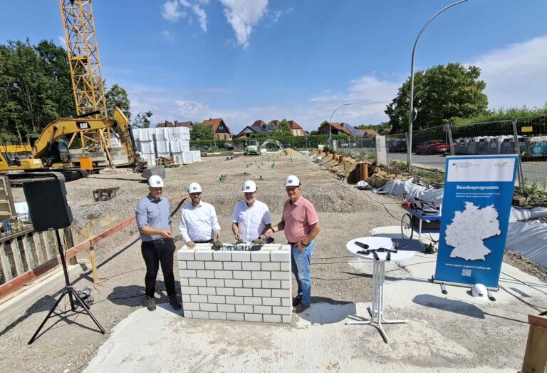 Legten den Grundstein für die neue Zweifach-Sporthalle an der Klöcknerstraße/Ecke Stollenweg (von links): KBW-Leiter Dr. Tobias Gehrke, Bürgermeister Lars Hübchen, der Bundestagsabgeordnete Michael Thews (SPD) und Dezernent Frank Gründken. Fotos: Wagner