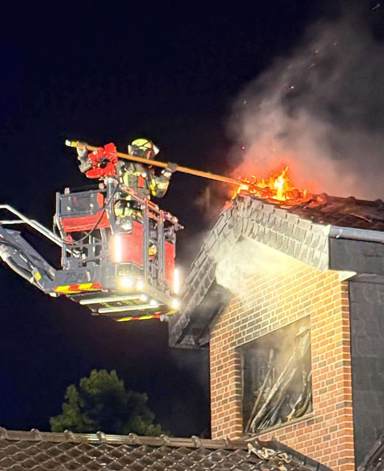 Der Dachstuhlbrand an der Lessingstraße war der längste Einsatz der Freiwilligen Feuerwehr überhaupt. Fotos: FFW