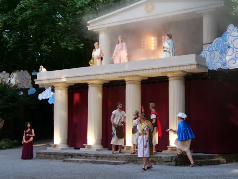 Die Kulisse des antiken Athen ist der Star im Hintergrund des Stückes "The Olympians", das gerade Premiere in Werne hatte. Der LWL spendiert der Freilichtbühne Werne 9.500 Euro für ein digitales Tonmischpult und unterstützt 15 westfäliche Freilichtbühnen finanziell. Foto: Anke Barbara Schwarze