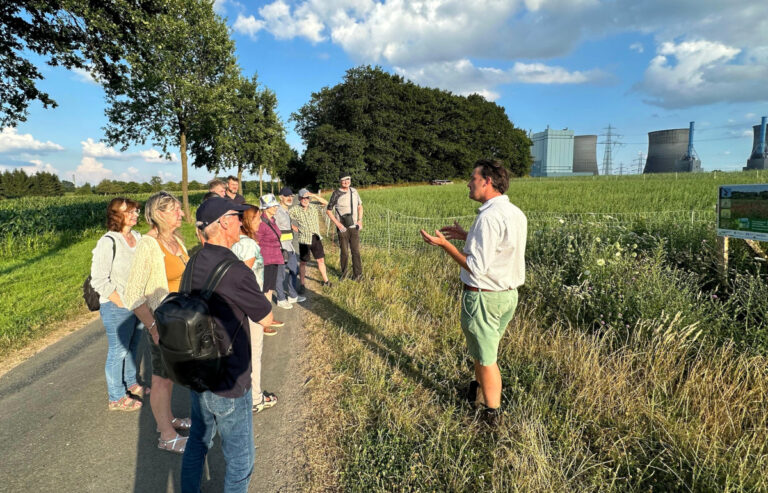 Bei einer gemeinsamen Exkursion gingen Landwirt Johannes Laurenz und Mitglieder der BIN der Frage nach, wie Naturschutz gelingen könne, ohne Landwirtschaft und Artenvielfalt gegeinander auszuspielen. Foto: privat