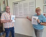 Schwimmmeisterin Barbara Kipp und Geschäftsführer Jürgen Thöne weisen auf die neue Haus- und Badordnung hin, die im Eingangsbereich auch einsehbar ist. Foto: Wagner