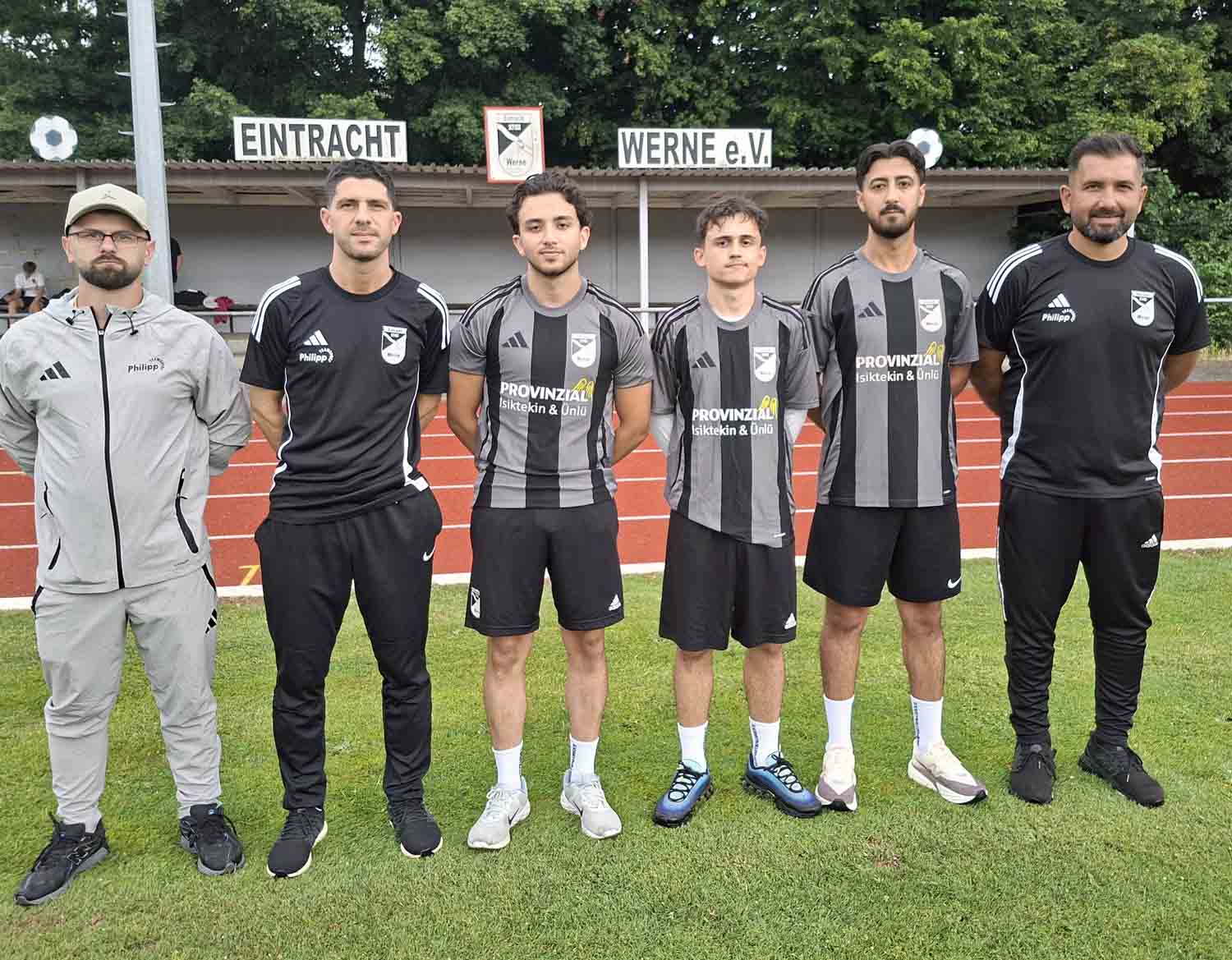 Trainer Aykut Kocabas (ganz rechts), der Sportliche Leiter Abdullah Sahin (ganz links) und der spielende Co-Trainer Enes Akyüz (2. von links) begrüßten zum Trainingsauftakt mit Kaan Arslan (v.l.n.r.), Samuel-Seyhan Yalcin und Yusuf Dogan die ersten Neuzugänge. Foto: Wagner