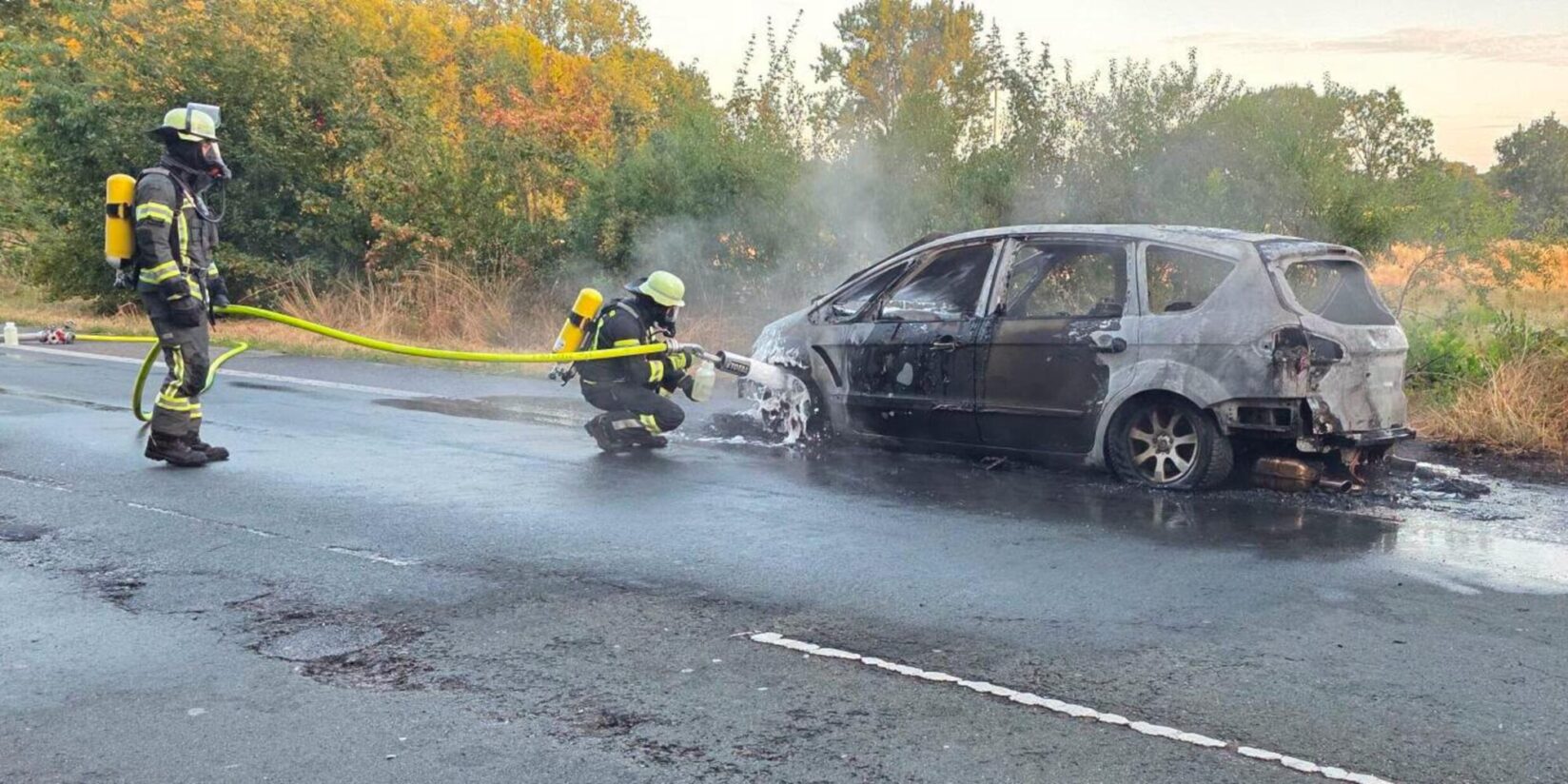 Die Feuerwehr Werne musste den in Brand geratenen Pkw löschen. Foto: FFW