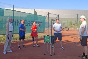 "Politik trifft Sport": In einer kurzweiligen Trainingseinheit vermittelten Bastian Krietemeyer die Grundlagen des Tennissports. Topspin, Slice und Aufschläge wurden erklärt und anschließend direkt auf dem Platz ausprobiert. Foto: SSV