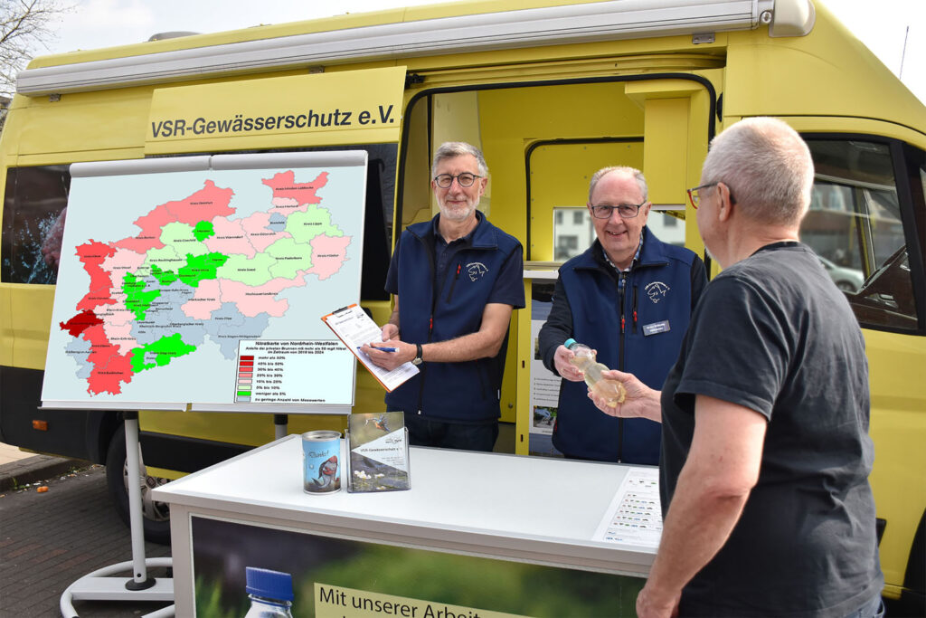 Heinz-Theo van Wickeren und Heinz-Wilhelm Hülsmans beraten einen Brunnenbesitzer. Foto: Ruben Wiltsch
