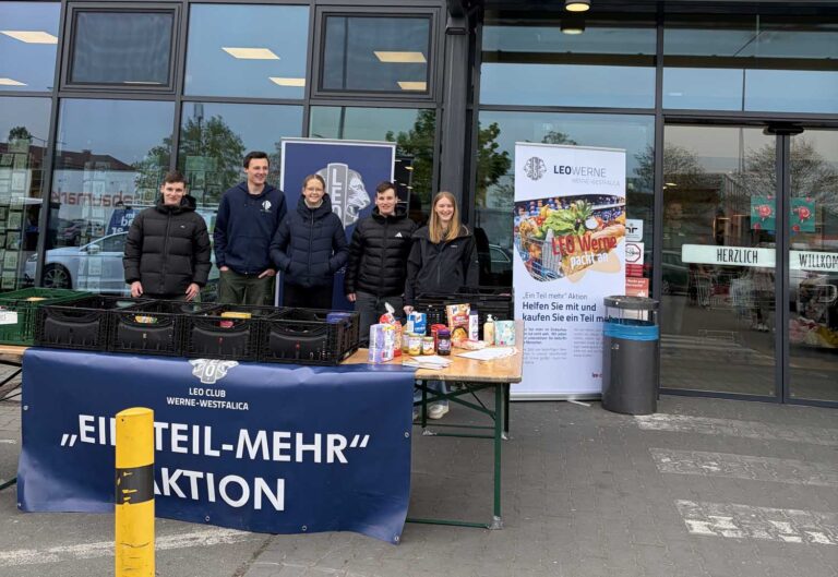 Die Mitglieder des Leo Clubs stehen am Samstag vor dem Rewe-Markt und nehmen Spenden entgegen. Sie freuen sich darauf, gemeinsam mit den Bürgerinnen und Bürgern der Stadt Werne einen wertvollen Beitrag für die Werner Tafel zu leisten. Archivfoto: Leo Club