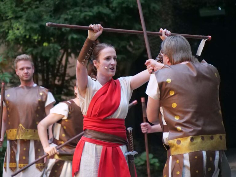 Janine Muhlberg überzeugte als kämperische Zoe in der Freilichtbühnen-Premiere "The Olympians". Foto: Schwarze
