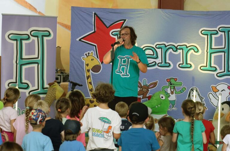 Kindermusiker Simon Horn, besser bekannt als herrH, begeisterte die Kita-Gemeinschaft bei seinem Mitmachkonzert im Bonhoefferzentrum. Foto: Wagner