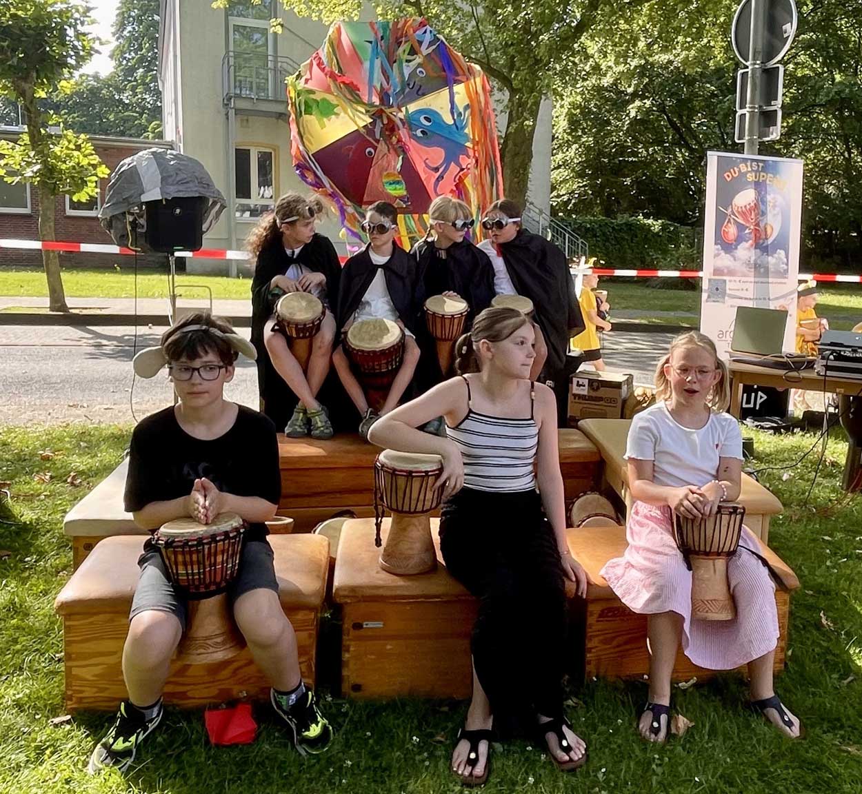 „Trommelinho & die Farben dieser Welt“ wurde an der Stockumer Grundschule zu einem unvergesslichen Erlebnis. Fotos: Förderverein