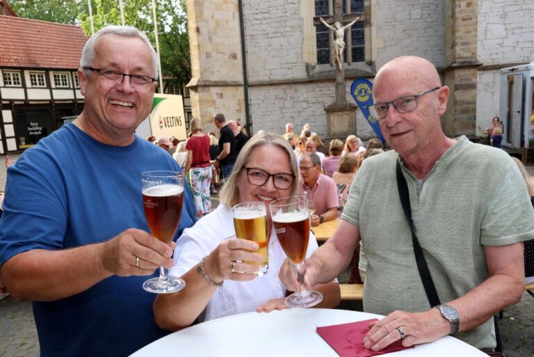 Voller Kirchplatz – voller Erfolg: Feierabendmarkt der Lions kommt an