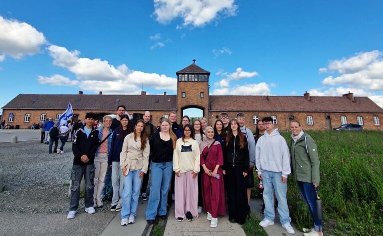 Die Gruppe der Marga-Spiegel-Sekundarschule zeigte sich tief beeindruckt von der Gedenkstätte in Auschwitz. Fotos: MSS