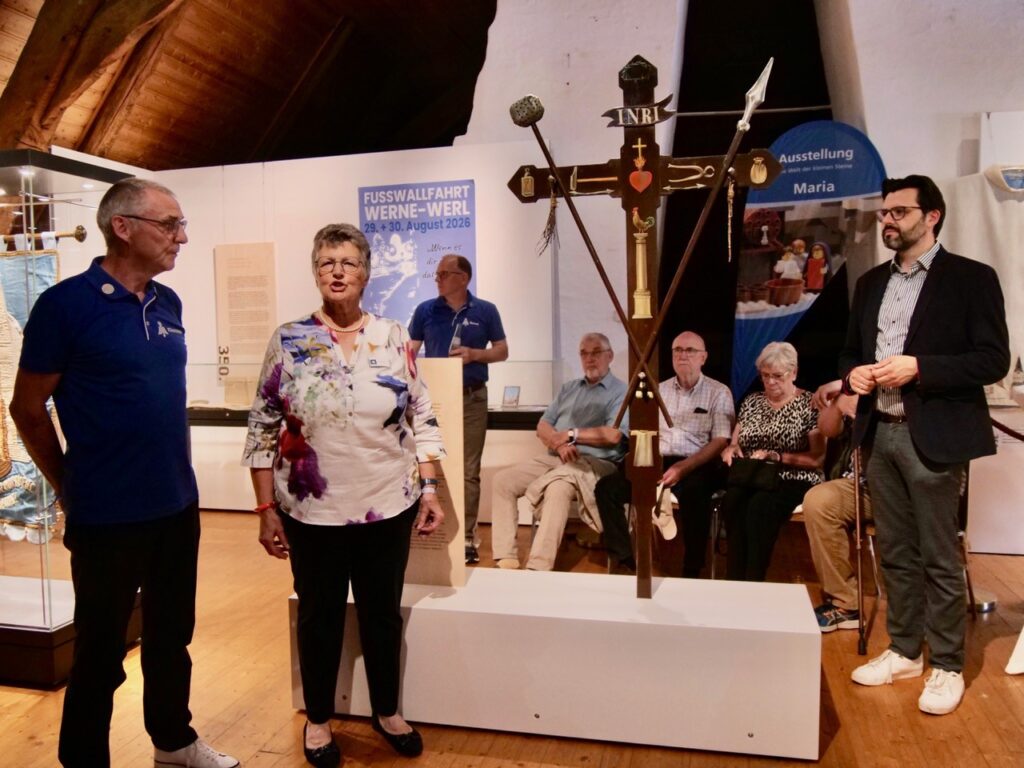 Wallfahrtsleiter Klemens Pieper, Museumsmitarbeiterin Doris Beische und Bürgermeister Lars Hübchen (vorne von links) eröffneten die Ausstellung im Stadtmuseum. Foto: Schwarze