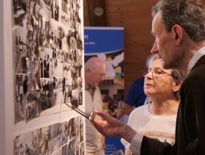Die Sonderausstellung „350 Jahre Fußwallfahrt Werne-Werl“ ist eröffnet. Wandtafeln mit Fotos wecken Erinnerungen und laden zu Gesprächen ein. Foto: Schwarze
