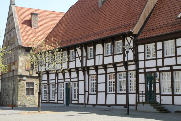 Auch auf dem Kirchhof gab es früher mehrere Gaststätten, von denen das ehemalige Schulz-Gasthaus zwischen Markt und Kirchplatz, heute das Christophorus-Pfarrgemeindezentrum, sicherlich das bekannteste war. Archivfoto: Wagner
