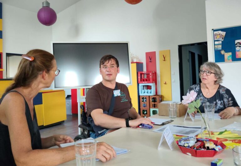 RGW-Vorsitzender Marius Gellert diskutierte mit Expertinnen und Besuchern über Möglichkeiten der Schmerztherapie. Foto: Verein
