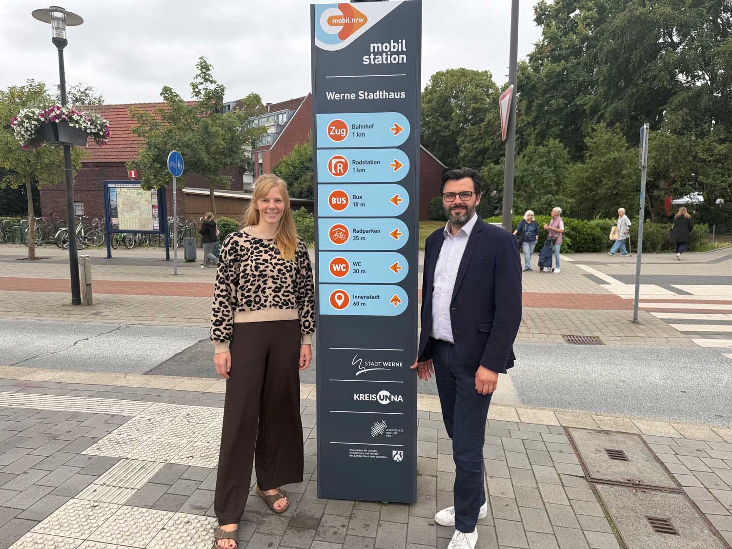 Mobilitätsmanagerin Barbara Naß und Bürgermeister Lars Hübchen eröffneten die Mobilstation am Stadthaus. Foto: Stadt Werne