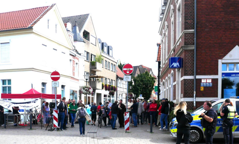 Kreis-AfD zeigte am Samstag mit einem Info-Stand Präsenz. Fotos: Gaby Brüggemann