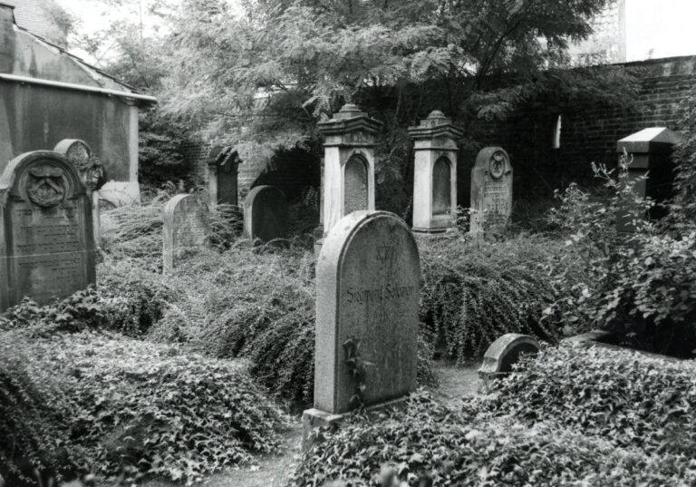 Historische Aufnahme des Jüdischen Friedhofs an der Südmauer. Fotosammlung der Stadt Werne; Inv.-Nr. MWF01315.