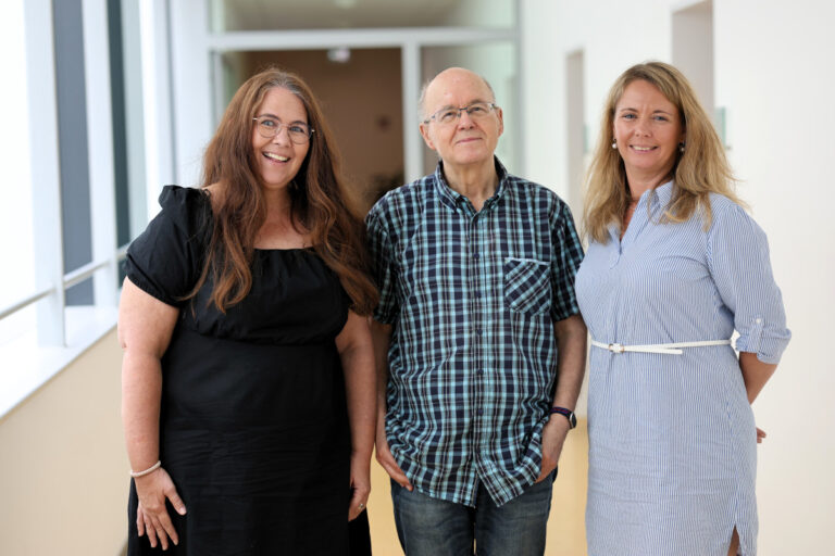 Marina Hellwig (l.) und Michaela Löffler von der WTG-Behörde mit Ombudsmann Norbert Zimmering. Foto: Leonie Joost – Kreis Unna