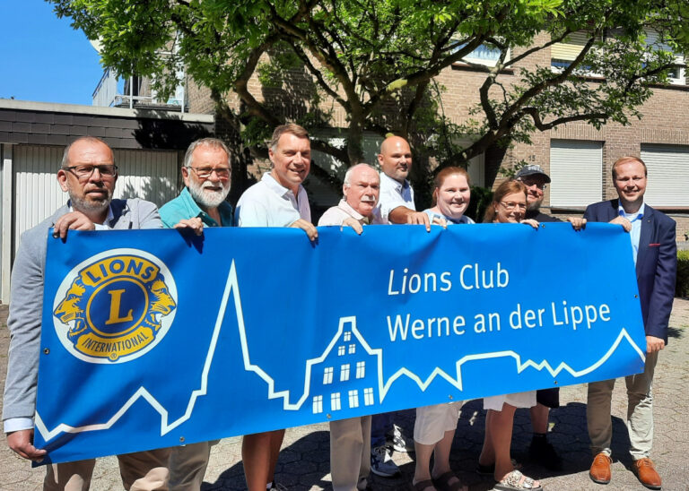 Die wichtige Quartiersarbeit des Holtkamp-Treffs unterstützt der Lions Club Werne an der Lippe. Frank Fethke, Arno Niemitz, Andreas Wäschenbach, Willi Grennigloh, Maik Rolefs, Anika Hartung, Margret Banken-Konrad, David Braun und Philipp Gärtner (v.l.). Fotos: Gaby Brüggemann
